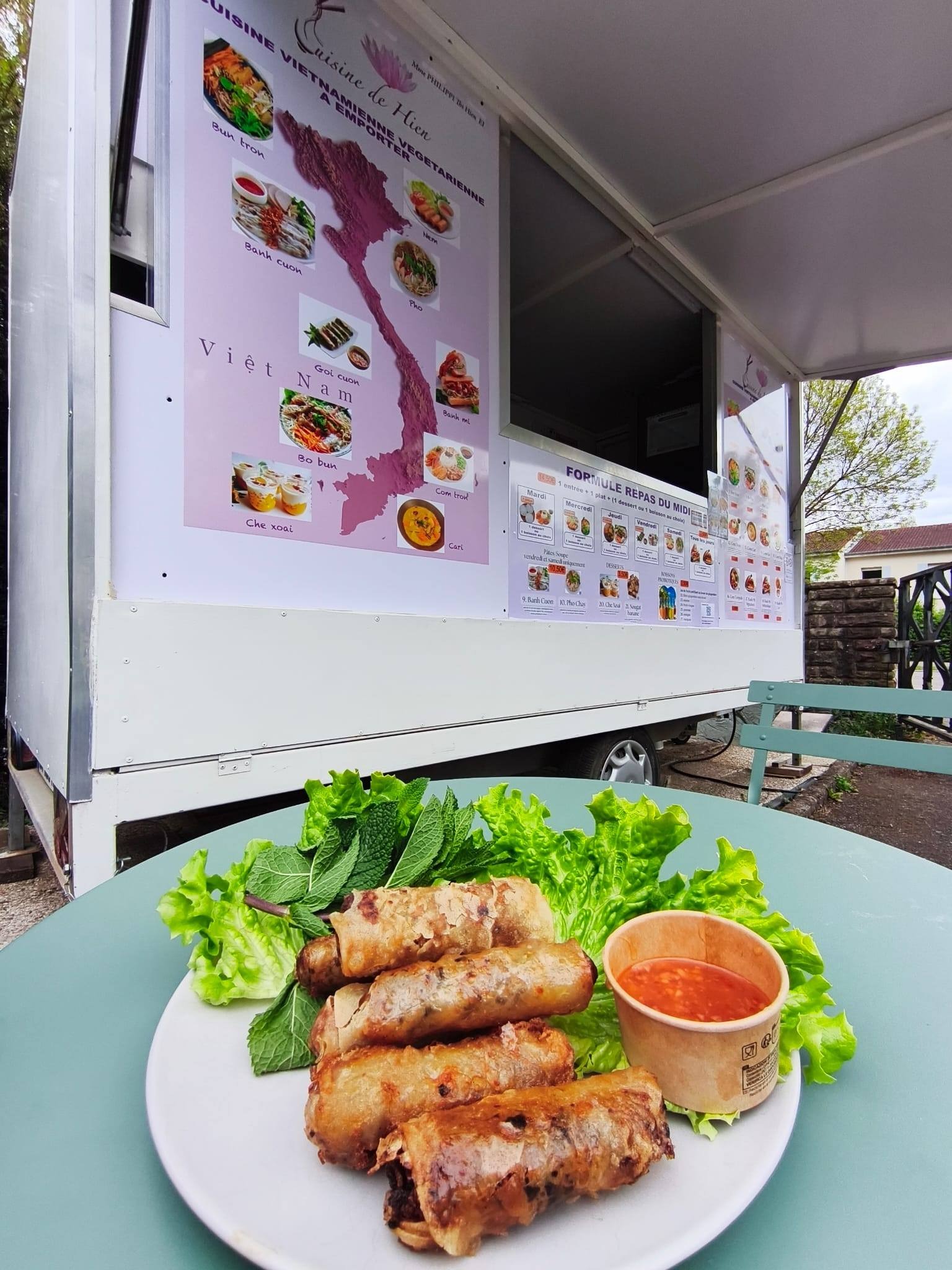 Nems végétarien devant le Food Truck