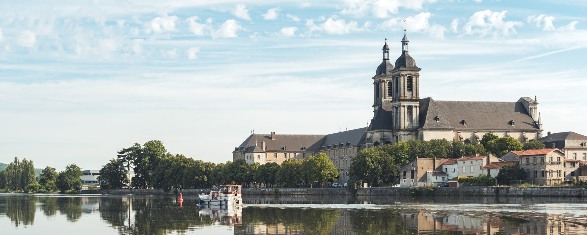 vue de l'abbaye des prémontrés depuis les bords de la Moselle