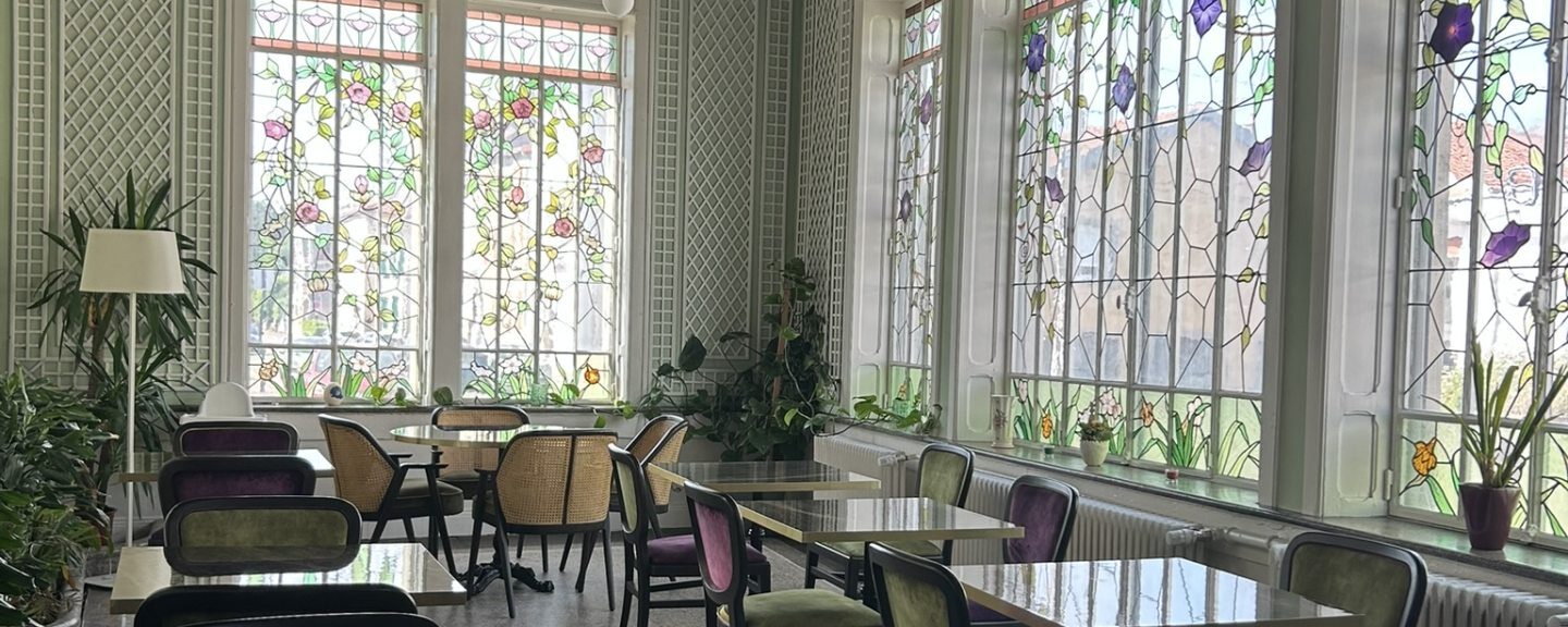 salle de reception de l'hotel du parc. magnifique vitraux Gruber